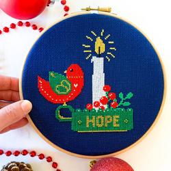 Kerst borduurpakket Hope| Deel 2 van trio borduurpakketten | Inclusief Donkerblauwe stof, Metallic borduurgaren en borduurring borduurpatroon Hope